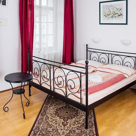 Charles Bridge Bed And Breakfast Praha Ruang foto