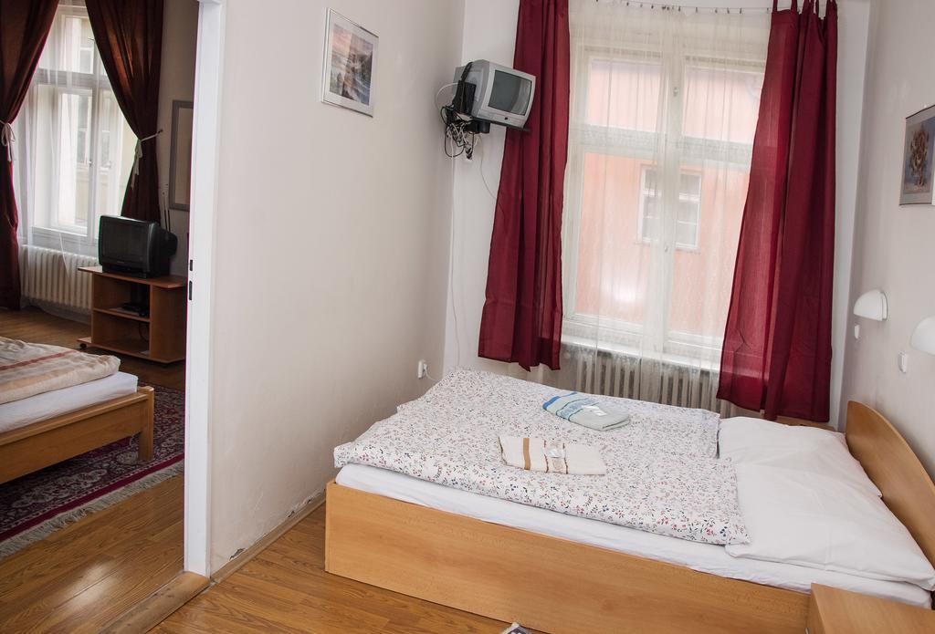 Charles Bridge Bed And Breakfast Praha Ruang foto