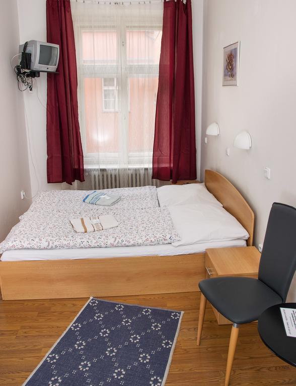 Charles Bridge Bed And Breakfast Praha Ruang foto