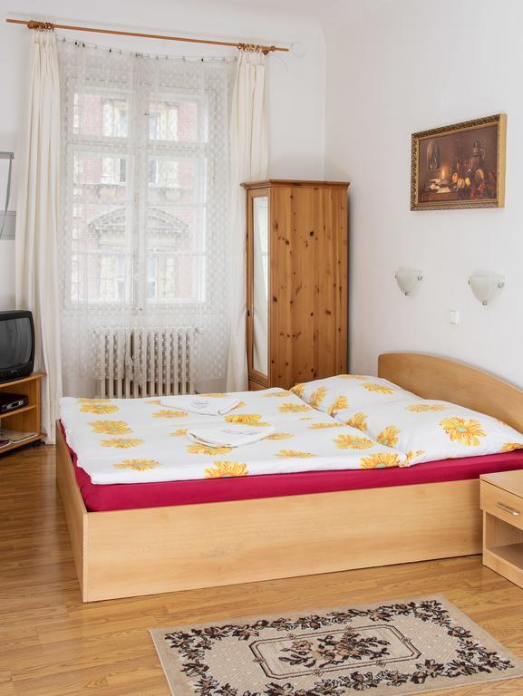 Charles Bridge Bed And Breakfast Praha Ruang foto