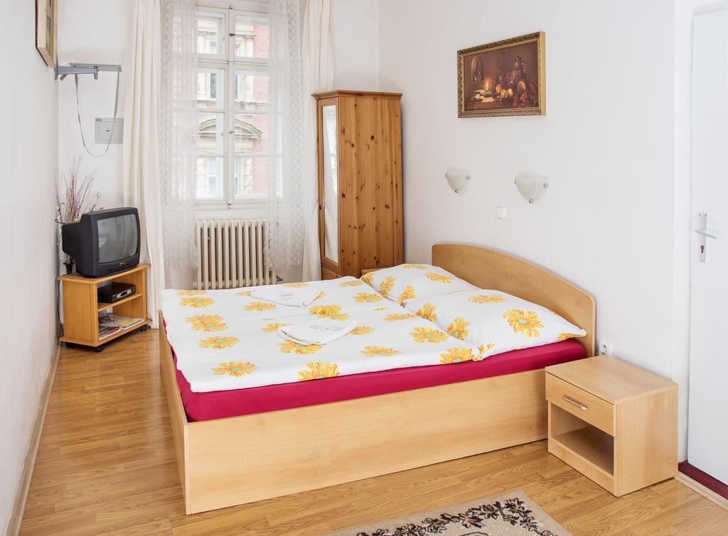 Charles Bridge Bed And Breakfast Praha Bagian luar foto