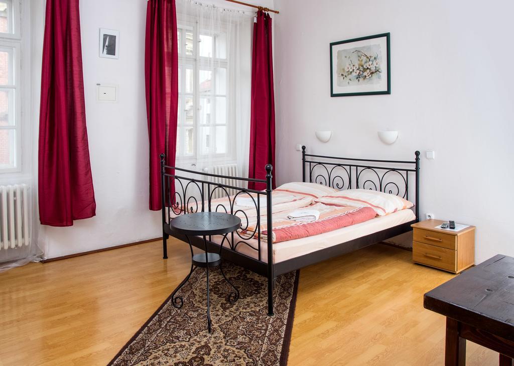 Charles Bridge Bed And Breakfast Praha Ruang foto