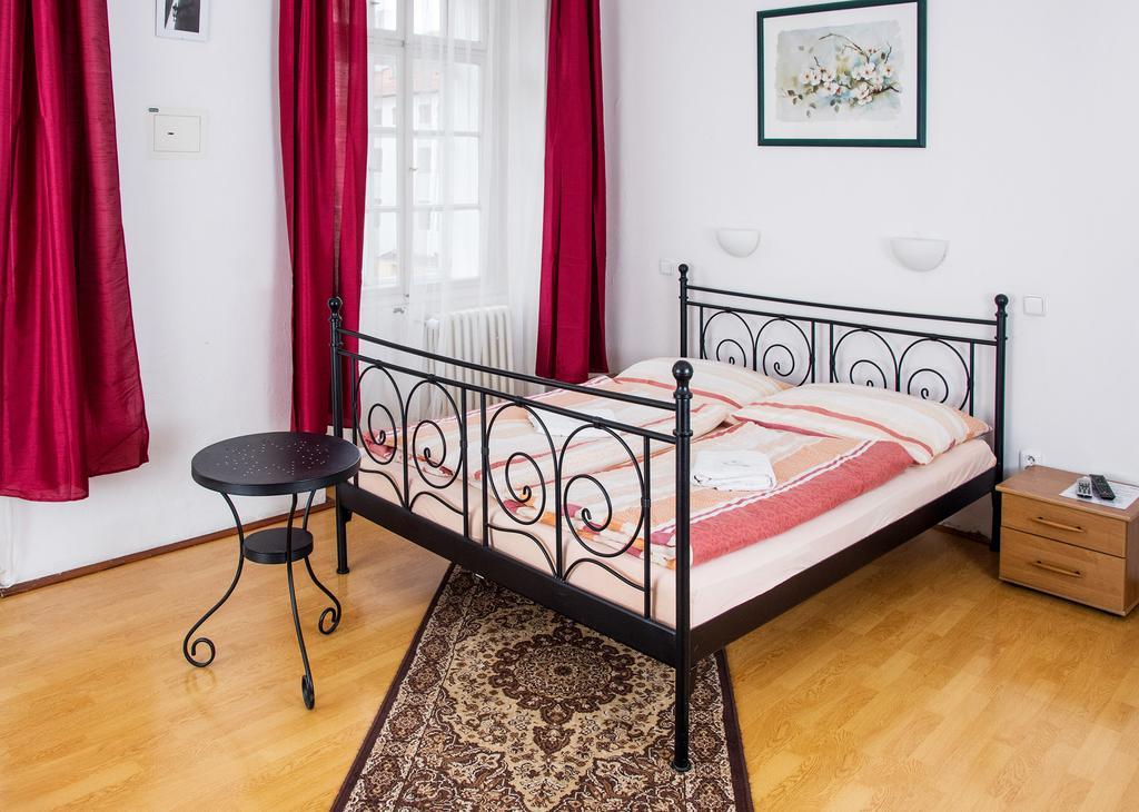 Charles Bridge Bed And Breakfast Praha Ruang foto