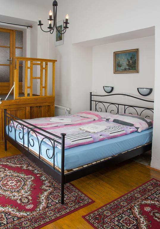 Charles Bridge Bed And Breakfast Praha Ruang foto