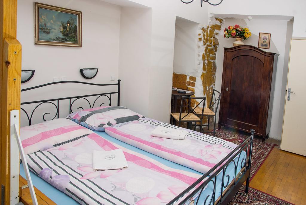 Charles Bridge Bed And Breakfast Praha Ruang foto