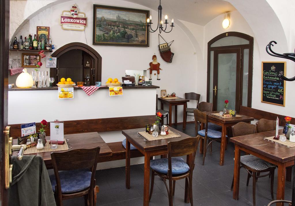 Charles Bridge Bed And Breakfast Praha Bagian luar foto