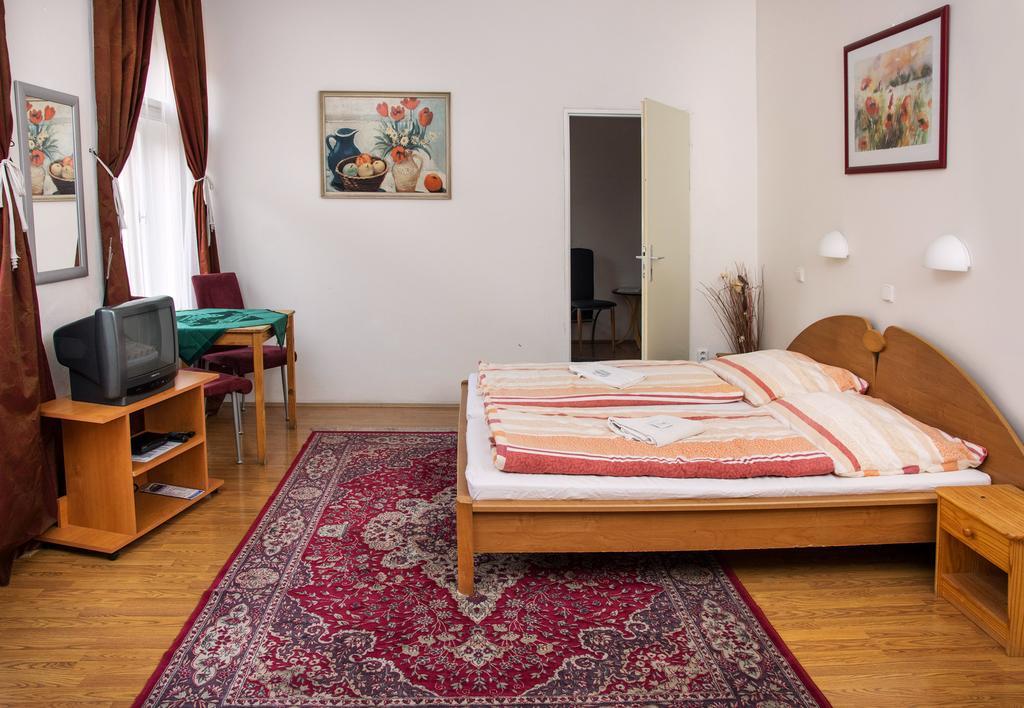 Charles Bridge Bed And Breakfast Praha Ruang foto