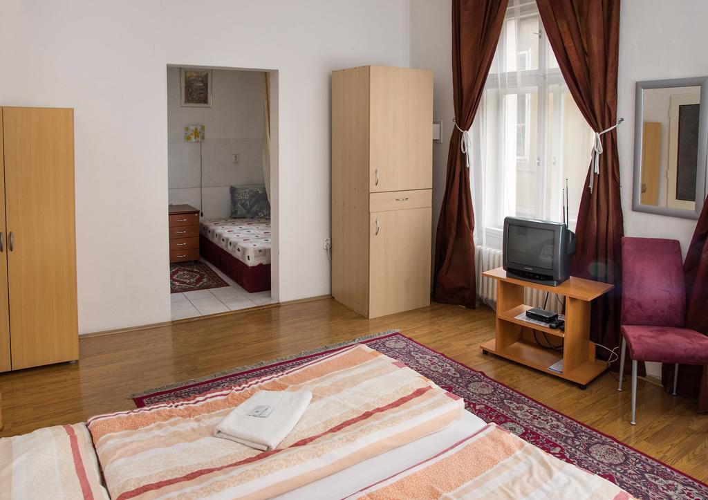 Charles Bridge Bed And Breakfast Praha Ruang foto