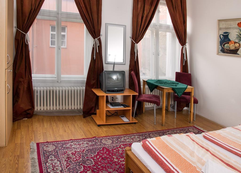 Charles Bridge Bed And Breakfast Praha Ruang foto