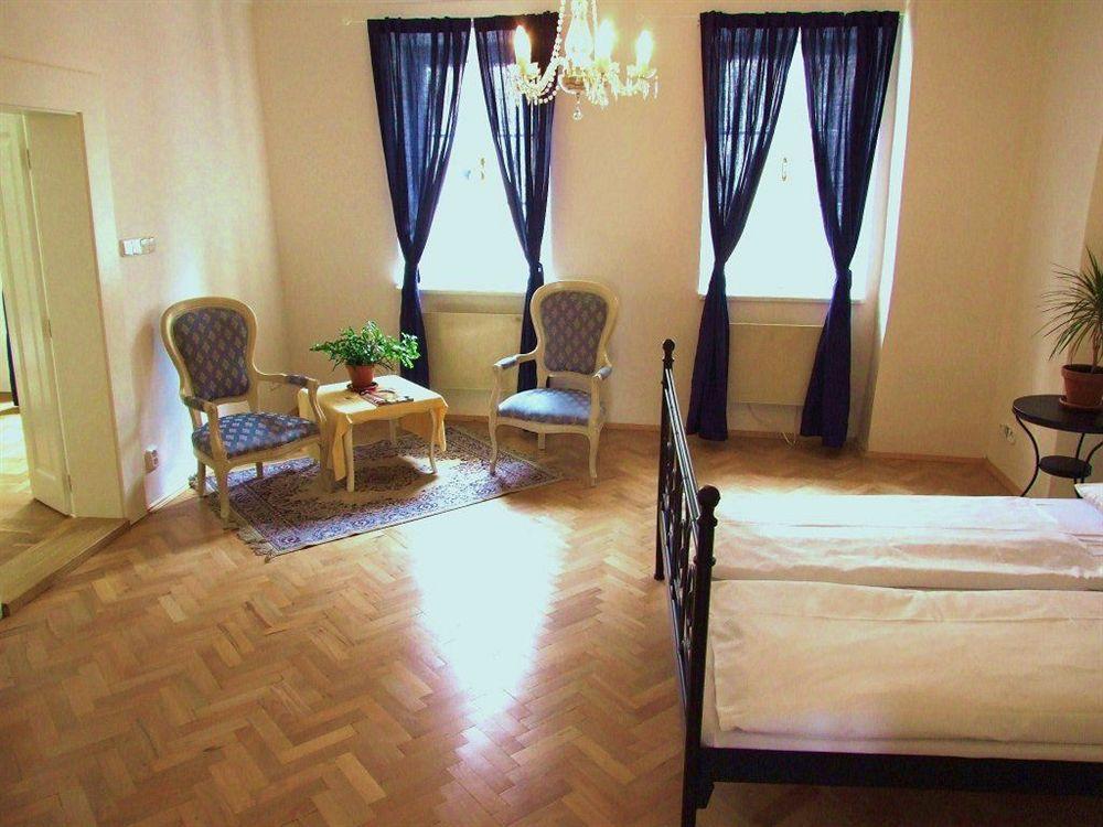 Charles Bridge Bed And Breakfast Praha Bagian luar foto