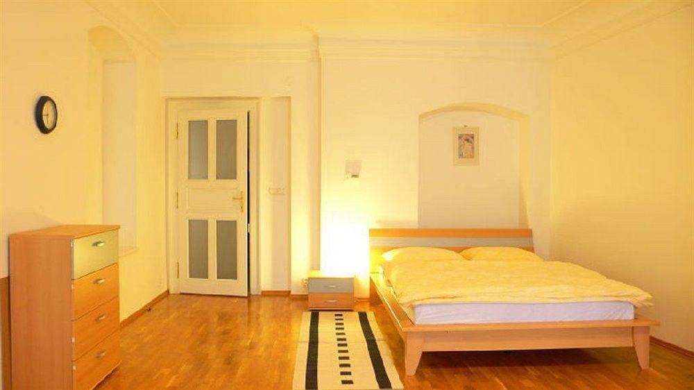 Charles Bridge Bed And Breakfast Praha Bagian luar foto