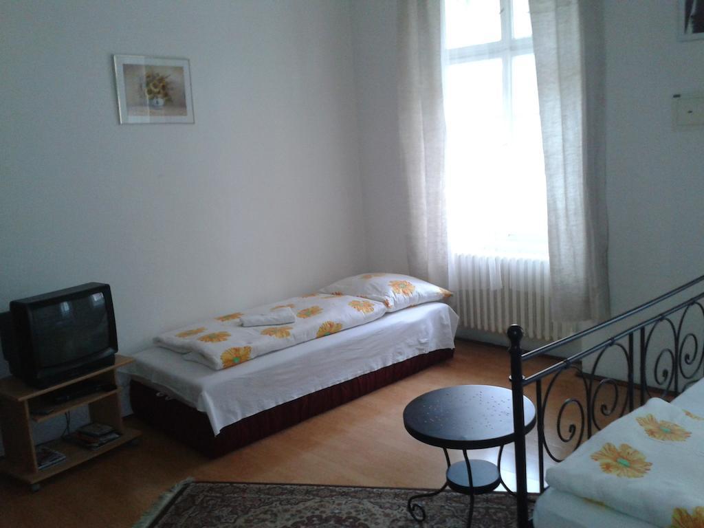 Charles Bridge Bed And Breakfast Praha Bagian luar foto