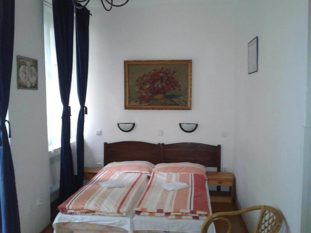 Charles Bridge Bed And Breakfast Praha Bagian luar foto