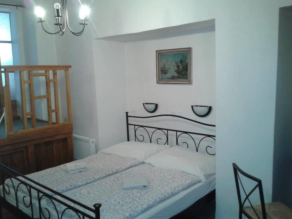 Charles Bridge Bed And Breakfast Praha Bagian luar foto