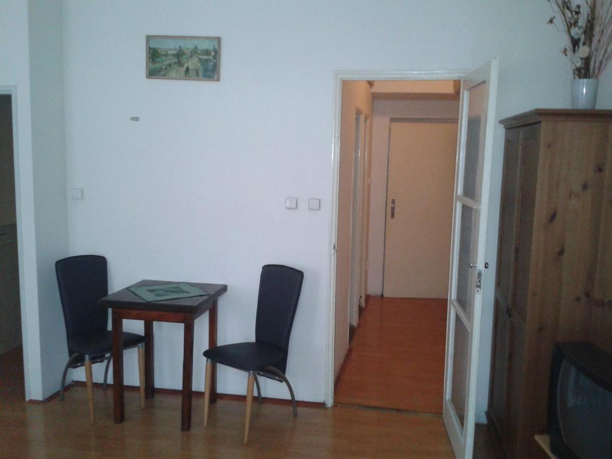 Charles Bridge Bed And Breakfast Praha Ruang foto